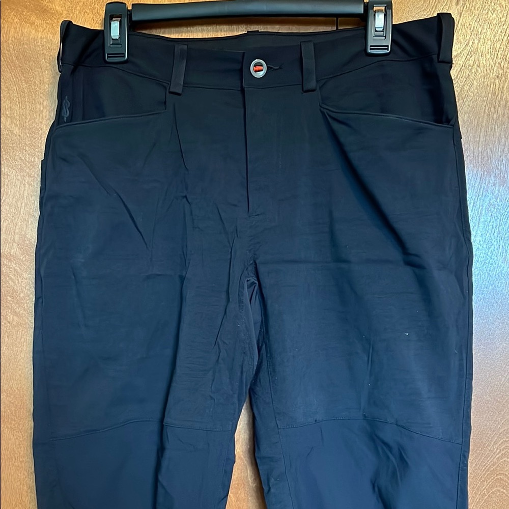 The North Face black stretchy pants size 32x32.